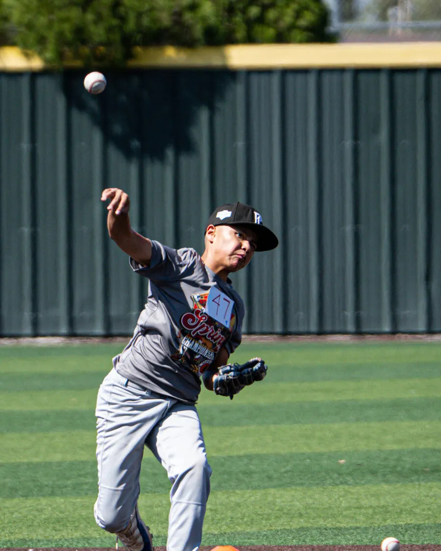 Pitcher joven de TX Torque lanzando en el campo