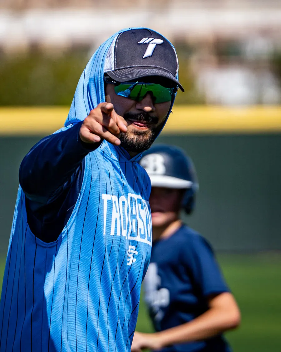 Coach de TX Torque dando indicaciones a un jugador en el campo